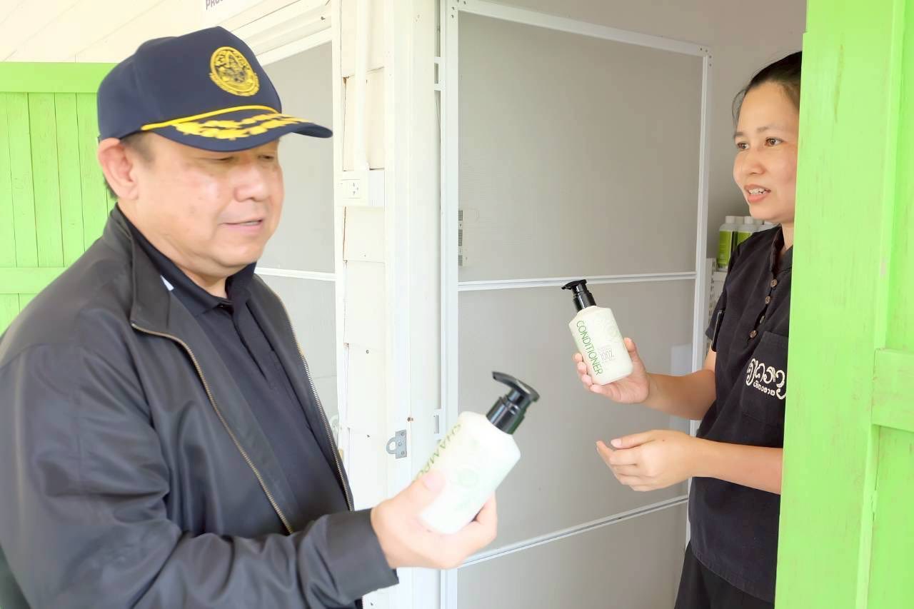 title - เลขาฯ ส.ป.ก. ลงพื้นที่ตรวจเยี่ยมวิสาหกิจชุมชนเกษตรวิถีพุทธ พร้อมตรวจติดตามความคืบหน้าการขอใช้ประโยชน์ในเขตปฏิรูปที่ดิน เพื่อดำเนินโครงการก่อสร้างทางรถไฟ